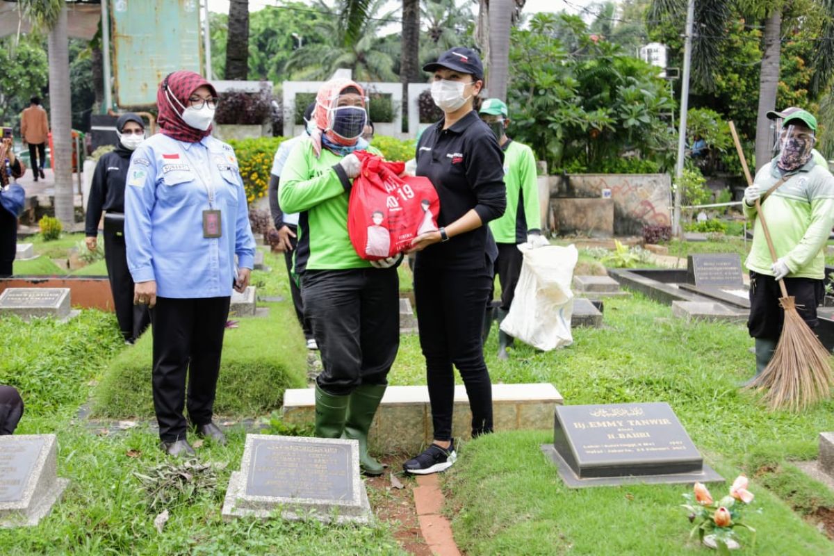 Kemensos salurkan ribuan bansos kepada petugas pemakaman