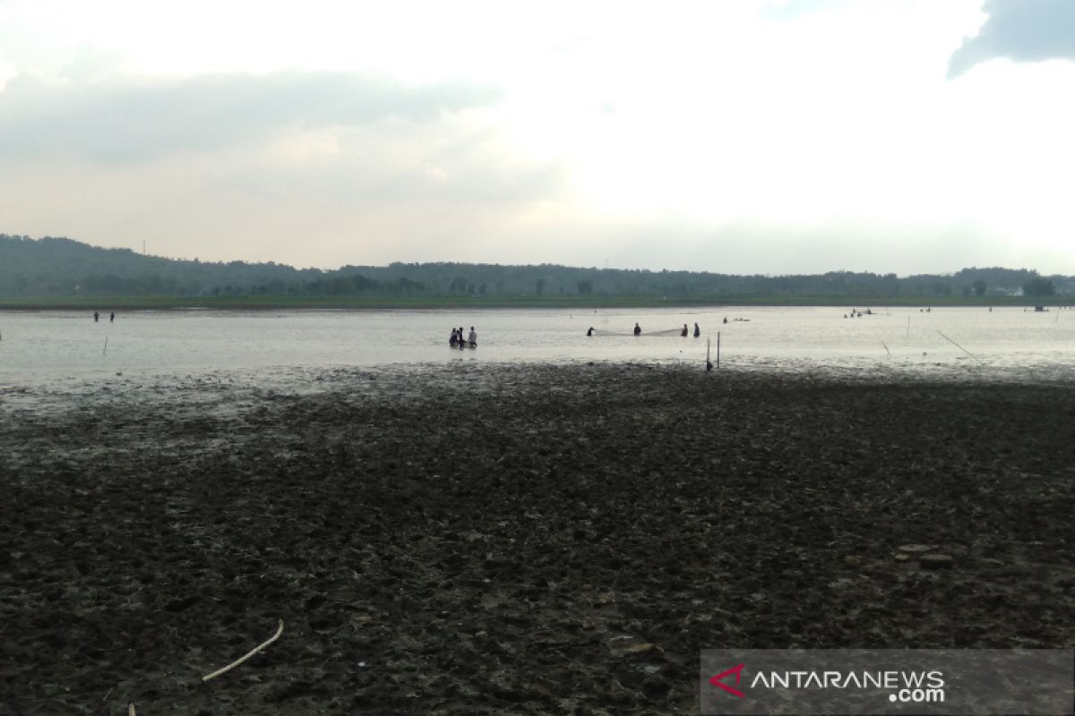 Setelah pengeringan, warga serbu Waduk Bade cari ikan