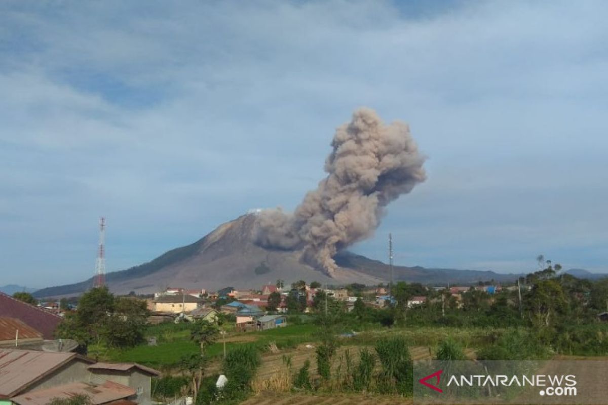 Gunung Sinabung kembali erupsi luncurkan awan panas sejauh 2.000 meter