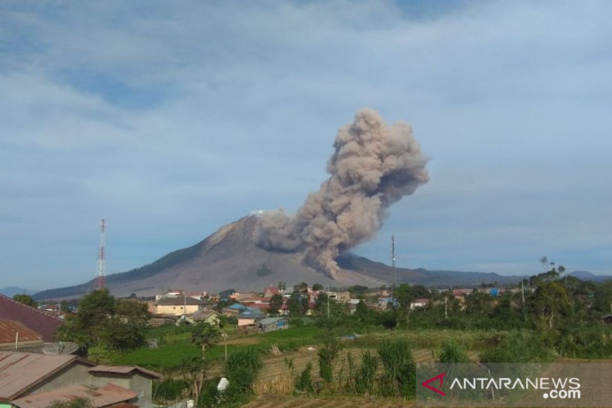 Mt Sinabung erupts, spews giant ash cloud