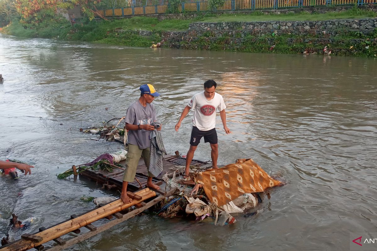 Warga Dasan Agung Mataram dihebohkan penemuan mayat di Kali Jangkuk (Video)