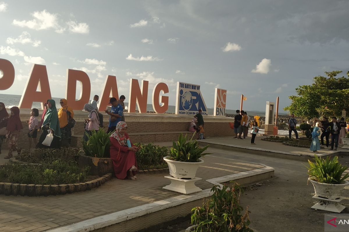 Kunjungan di Pantai Padang meningkat saat liburan