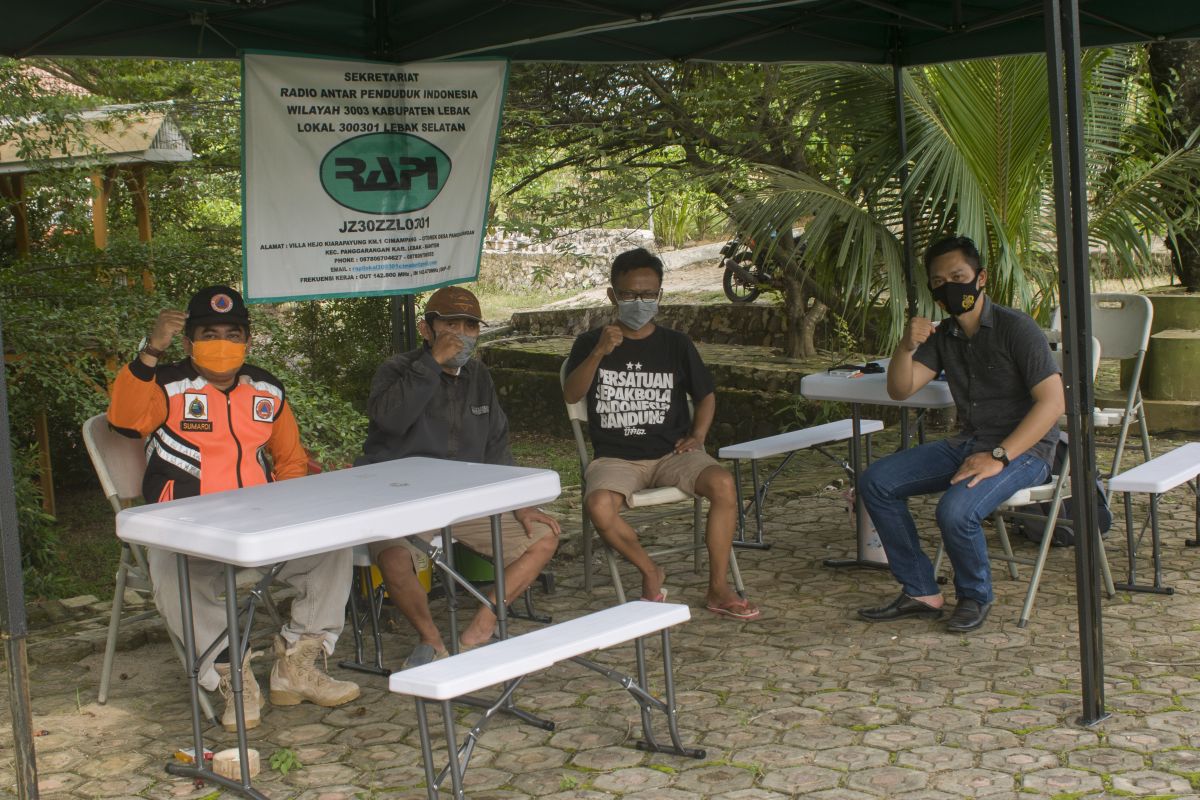 Warga pesisir Banten diminta  waspada gelombang enam meter