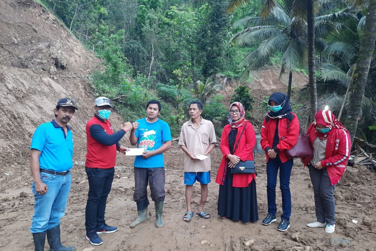 FPDI Perjuangan memberikan tali asih korban tanah longsor Kokap