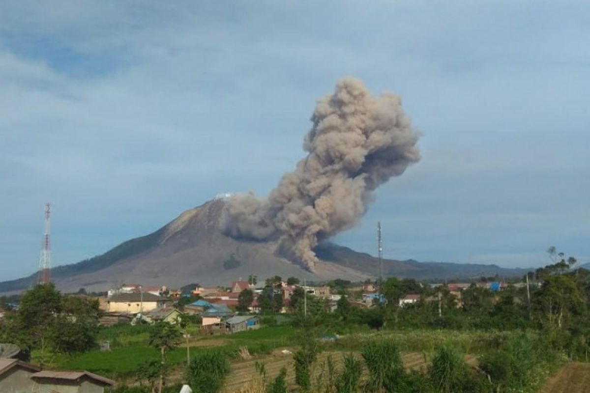 Volcanic ash from Mt Sinabung affects N Sumatra's three sub-districts