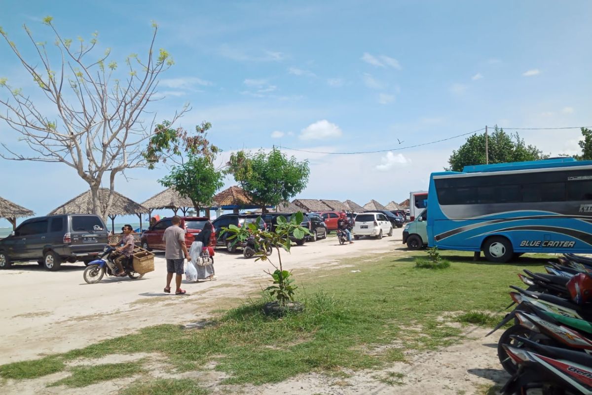 Pengunjung tidak bawa masker ke Pantai Kerang Mas dilarang masuk