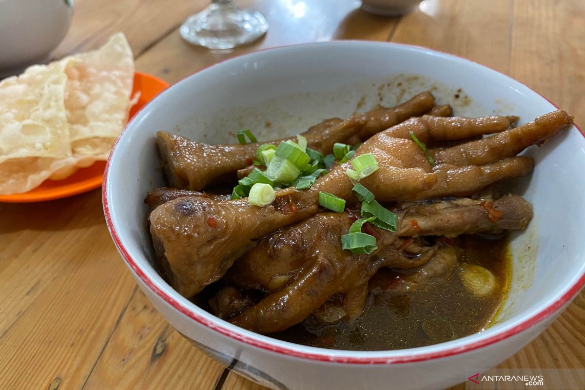 Begini cara memisahkan tulang ceker ayam agar mudah diolah