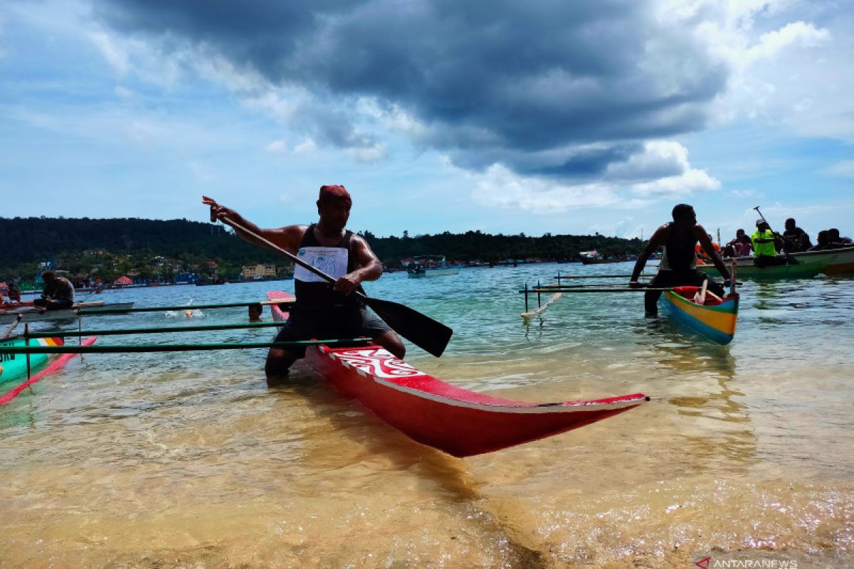 Manokwari menggelar lomba dayung tradisional bangkitkan pariwisata