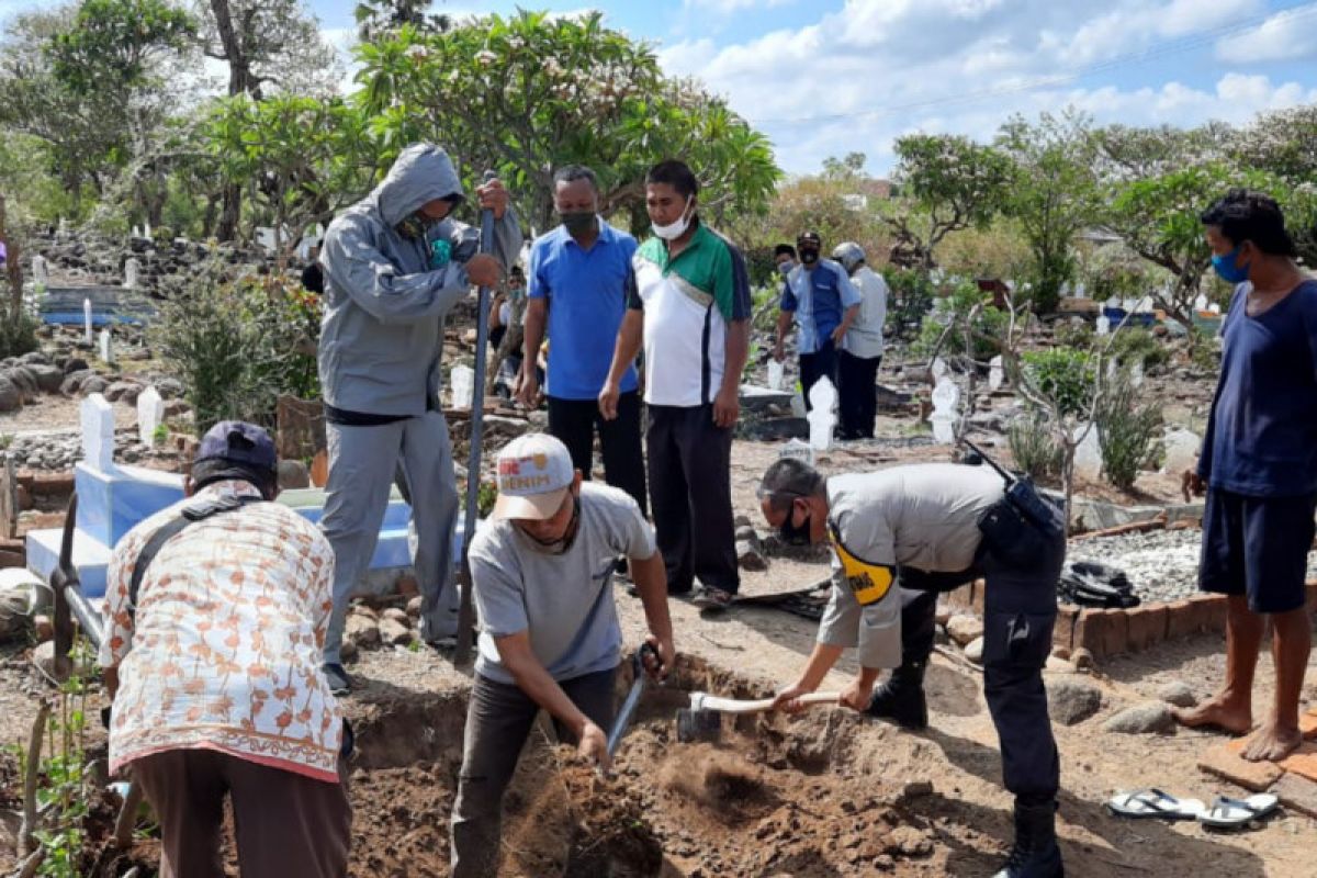 Bhabinkamtibmas Brangbiji bantu gali pemakaman pasien COVID-19