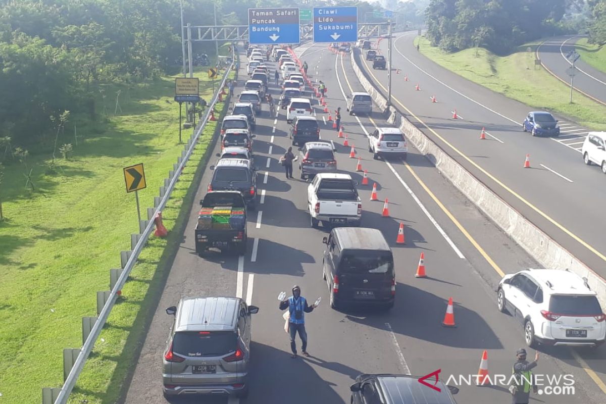 Arus kendaraan di Jalur Puncak Bogor meningkat 20 persen