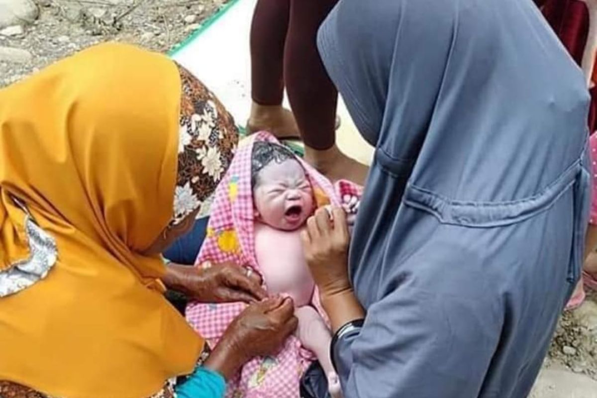 Seorang ibu dari desa terpencil di Bener Meriah melahirkan di tengah jalan