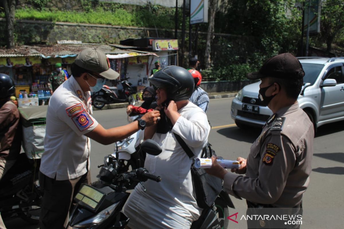 Petugas gabungan Kota Sukabumi gelar patroli tekan penyebaran COVID-19
