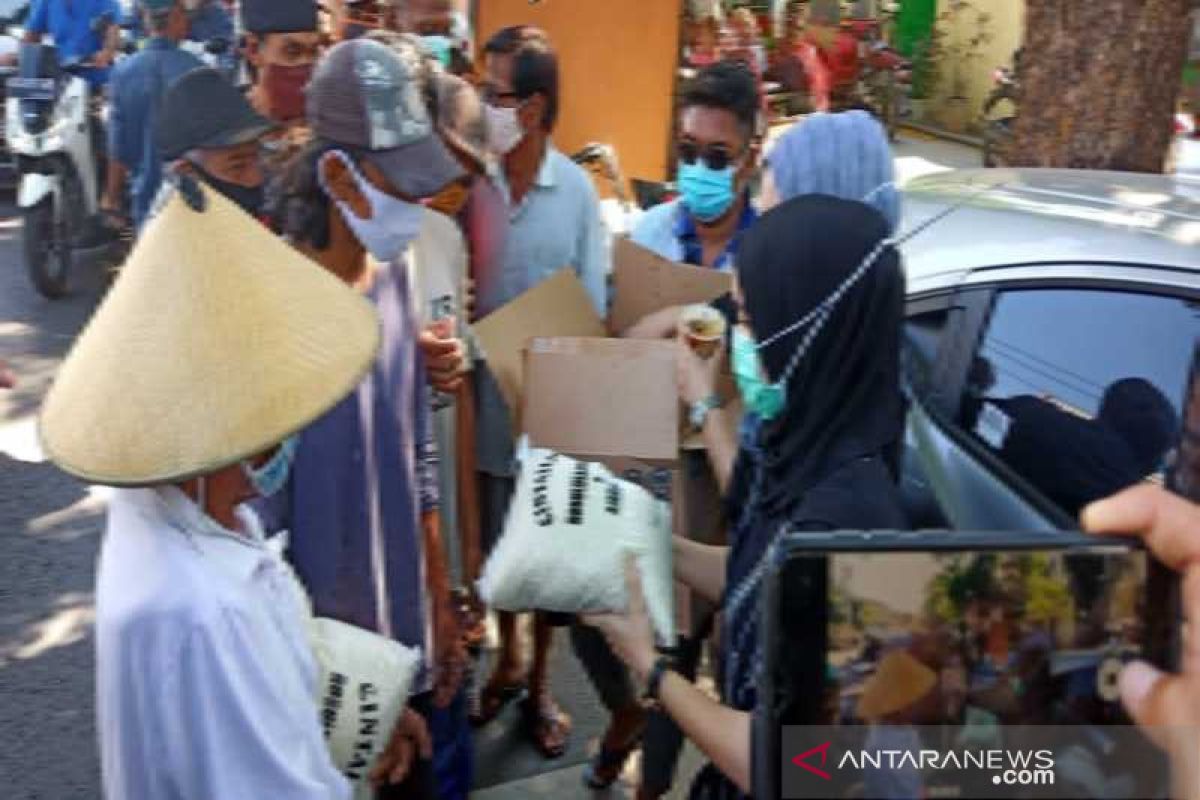 Pengusaha di Solo bagikan beras bagi warga terdampak COVID-19