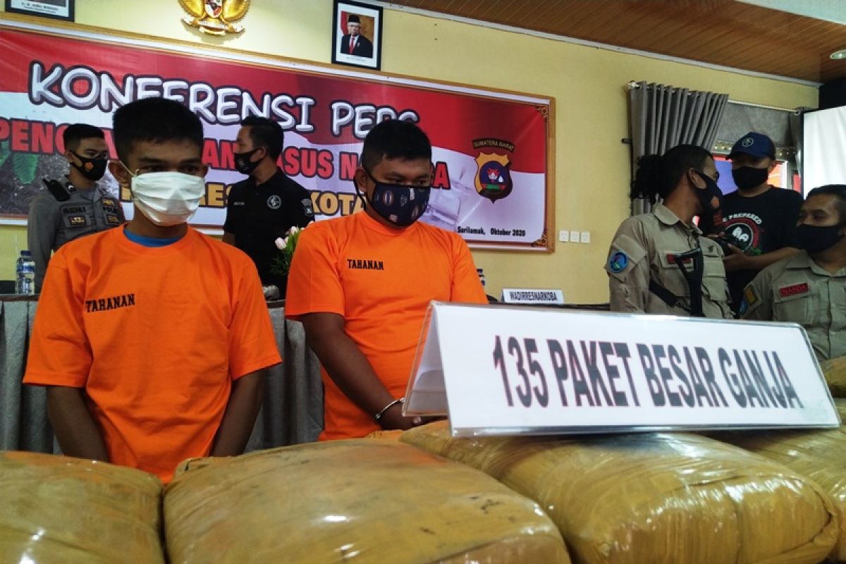 Polisi ungkap upaya peredaran tiga karung lebih ganja dan tiga paket sabu-sabu