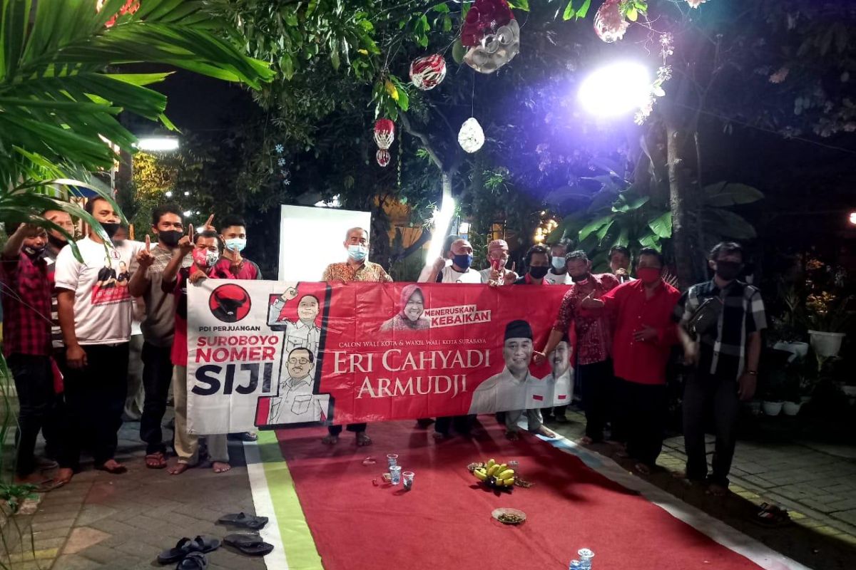 Posko pemenangan Eri-Armuji di perkampungan Surabaya marak usai hasil survei