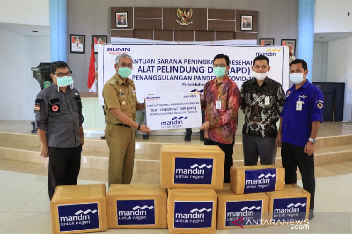 Bank Mandiri Sorowako serahkan bantuan APD ke GTPP Lutim