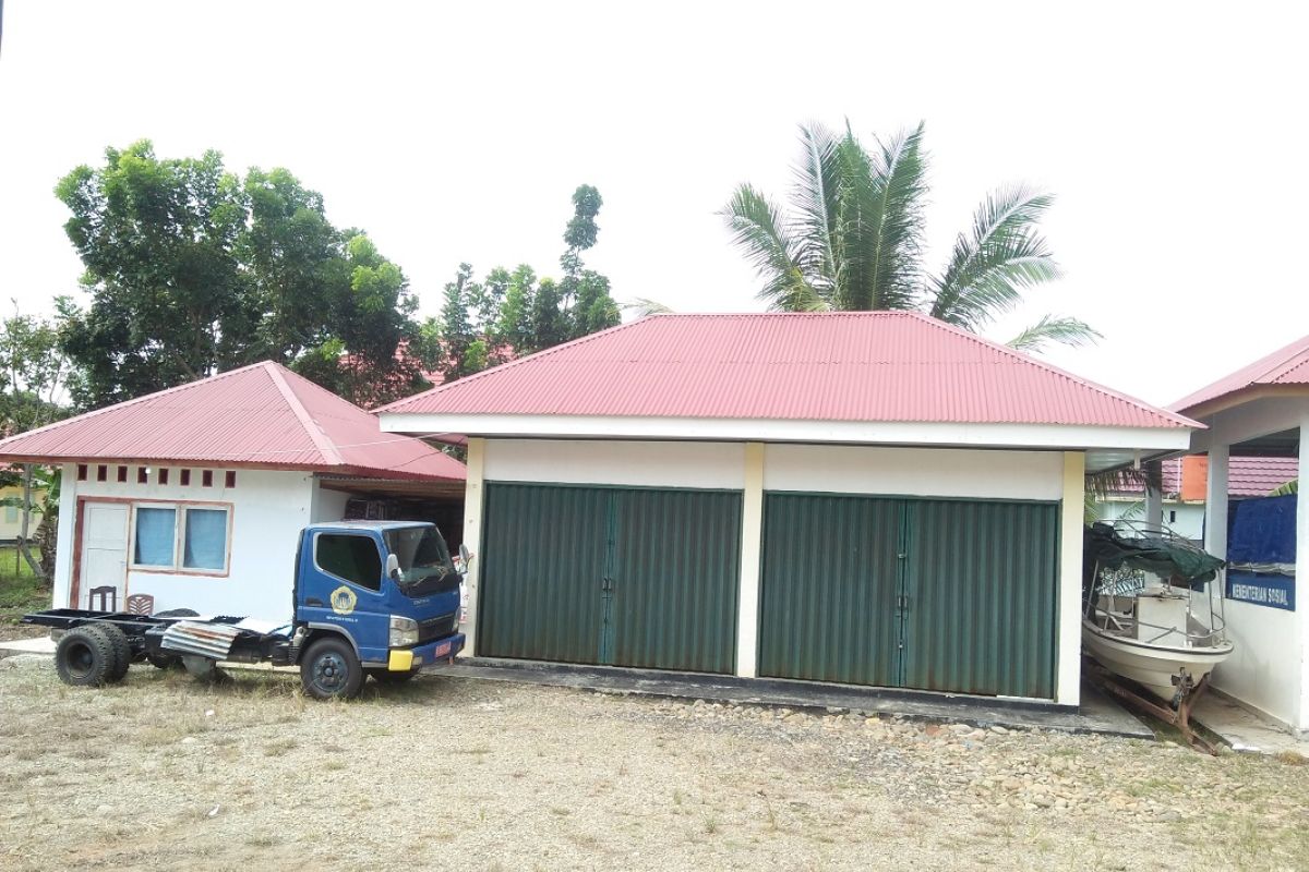 Mukomuko pasang stiker rumah penerima PKH-BPNT November