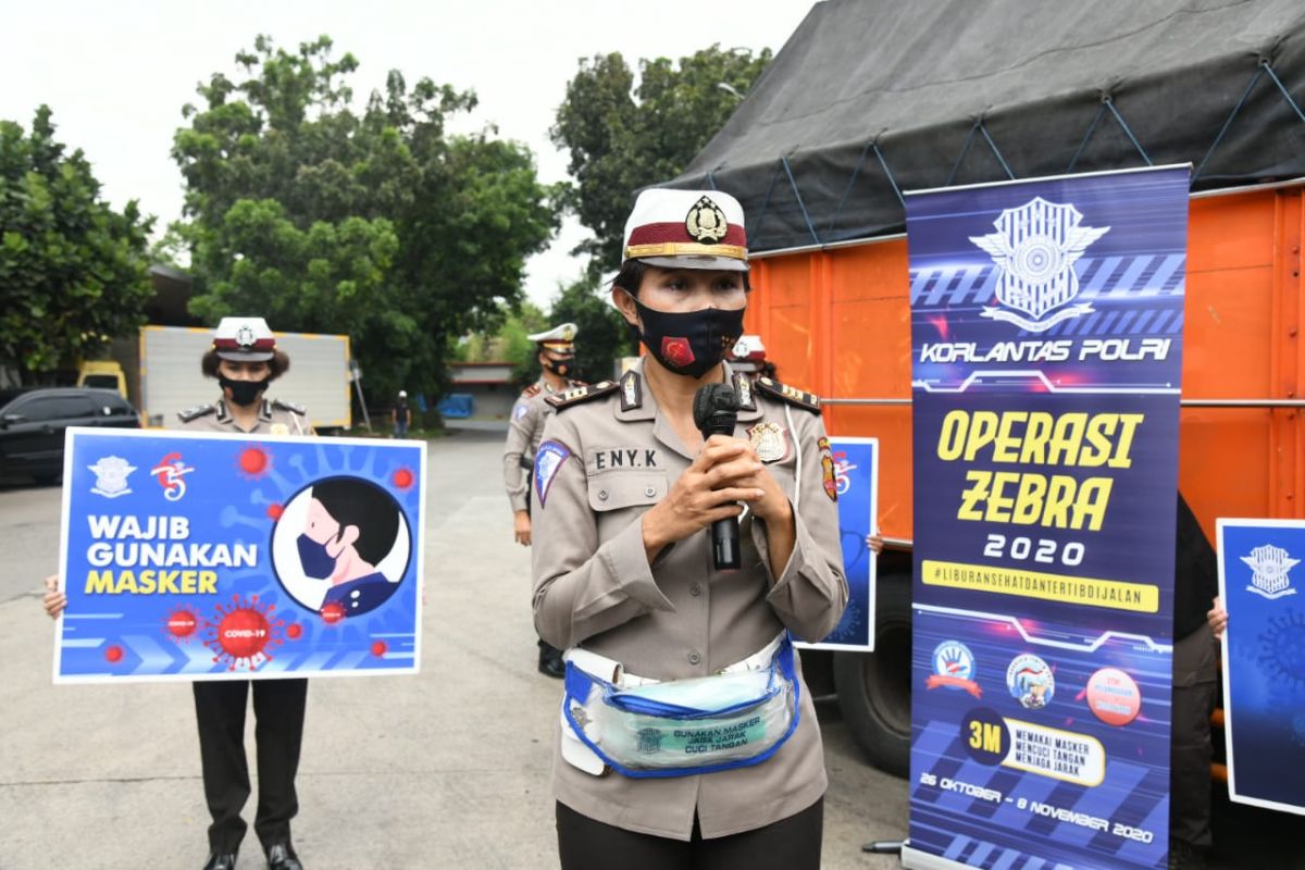 Operasi Zebra, Polwan Korlantas Polri bagikan sembako untuk sopir truk