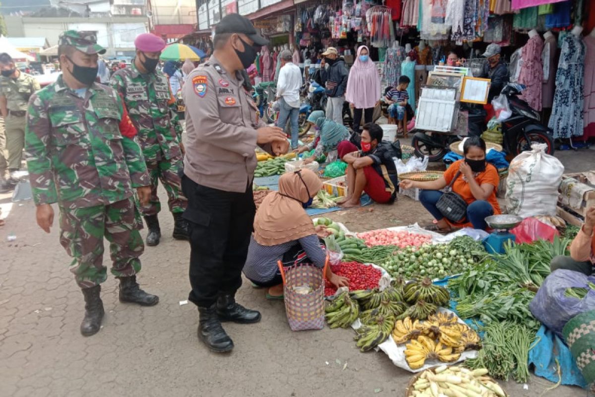 Satgas COVID-19 ingatkan pedagang  di pasar patuhi protokol kesehatan