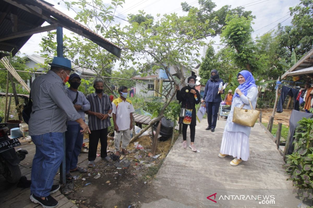 Paslon nomor urut empat Hj Ananda menyapa warga hingga ke Basirih Selatan