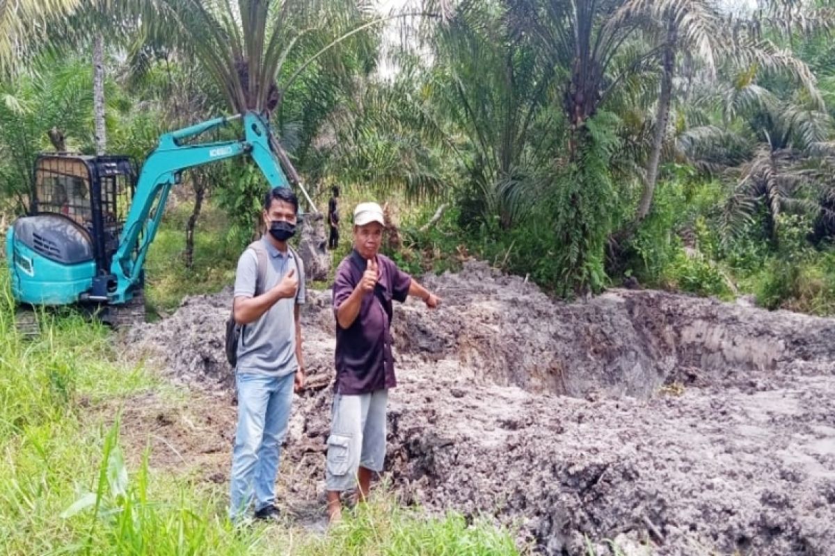 PT Sukajadi Sawit Mekar kerahkan ekskavator bantu masyarakat membuat kolam ikan