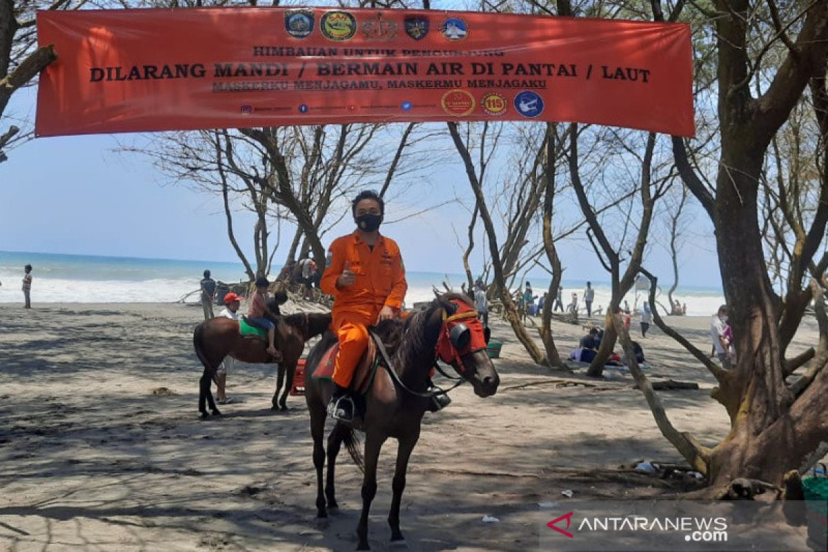 Petugas Basarnas Yogyakarta berpatroli di pantai tempat wisata