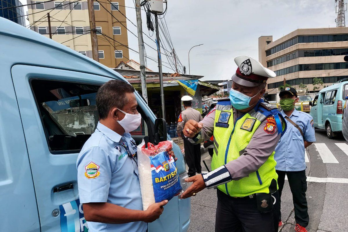 Operasi Zebra 2020, sejumlah Polres di DKI bagikan bansos dan masker