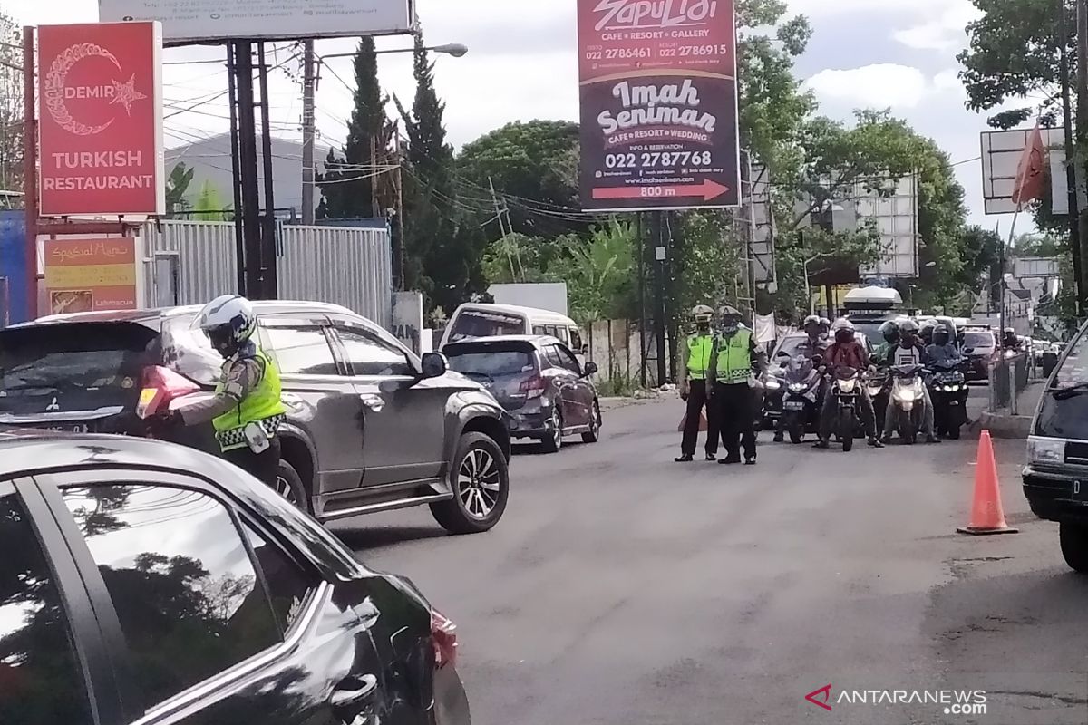 Puncak arus wisata Lembang, Polres Cimahi lakukan enam kali "one way"