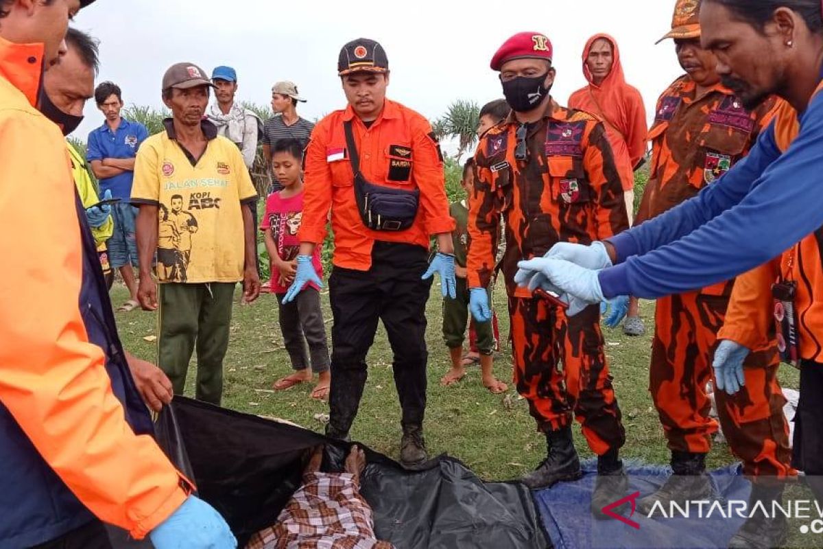 Seorang nelayan hilang tenggelam akibat perahunya diterjang ombak