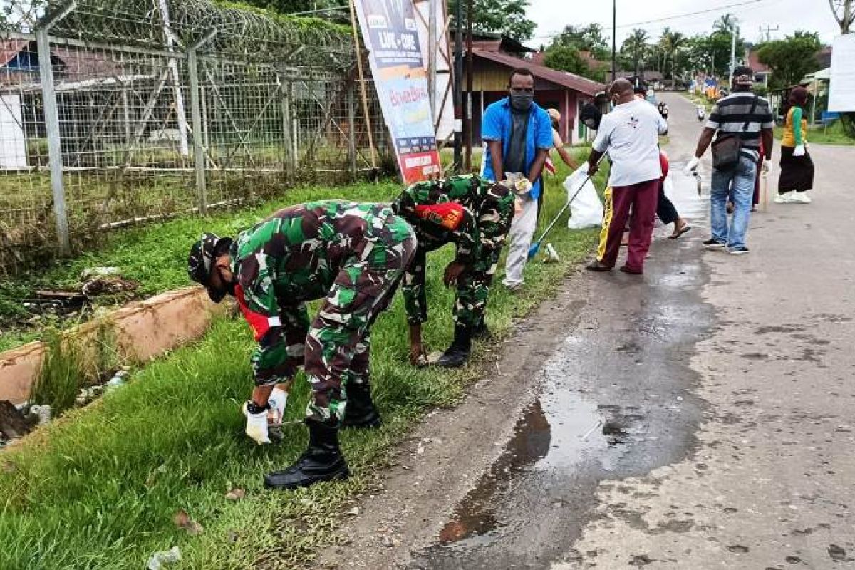 TNI-Polri bersama anggota KNPI  bersihkan fasilitas umum di Boven Digoel