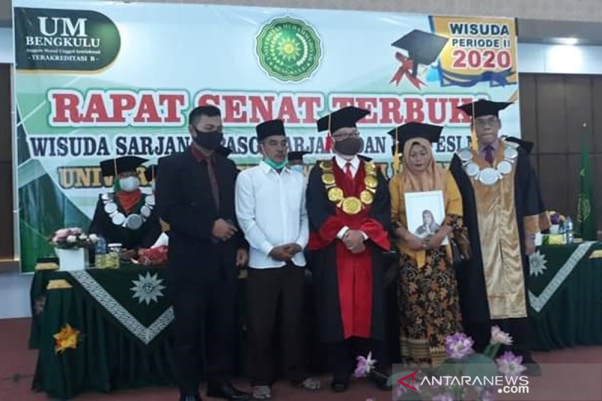 Meninggal usai skripsi, wisudawati Universitas Muhammadiyah Bengkulu digantikan orangtua