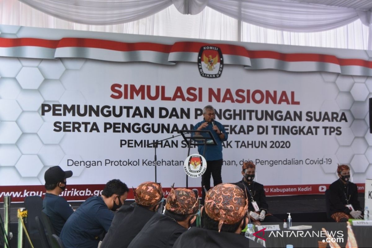 Ketua KPU Arief Budiman tinjau simulasi pemungutan suara pilkada di Kediri