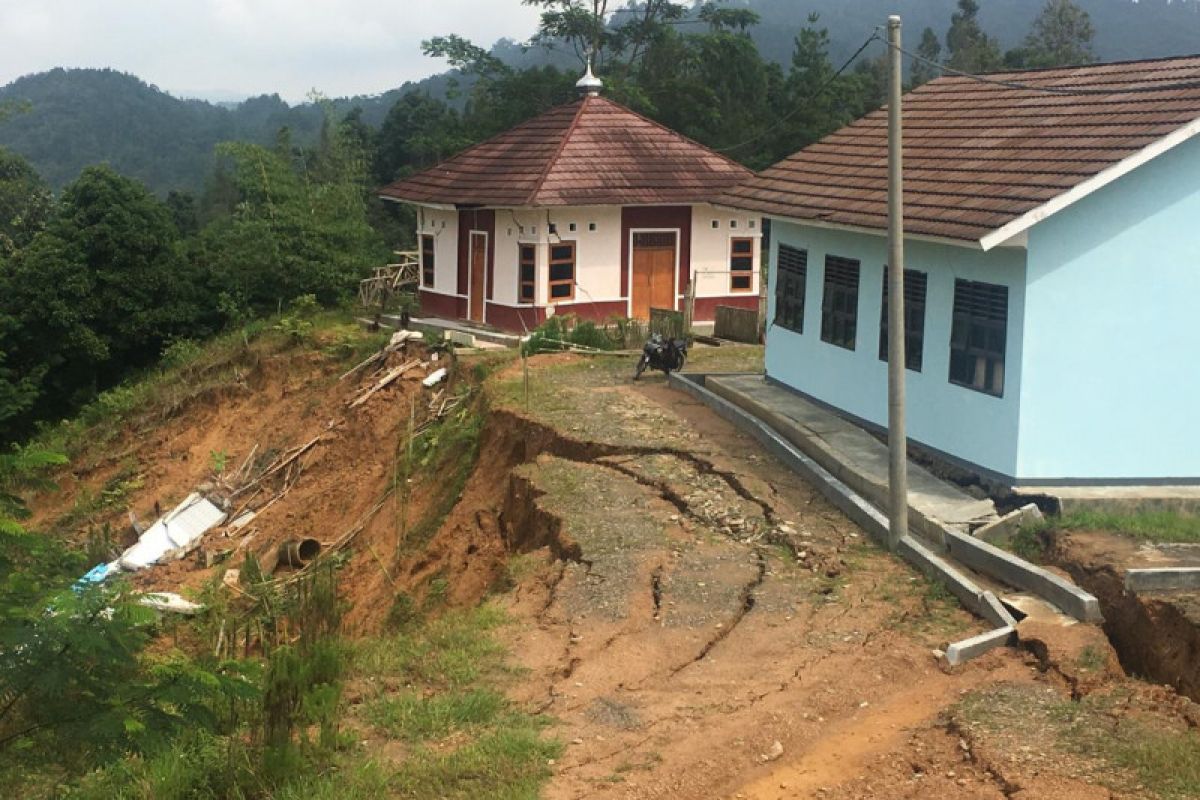 Longsor dilebak sebabkan gedung sekolah rusak