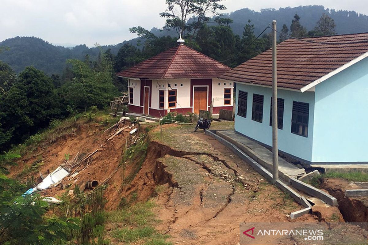 Tanah labil diguyur hujan, sekolah di Lebak-Banten terdampak longsor