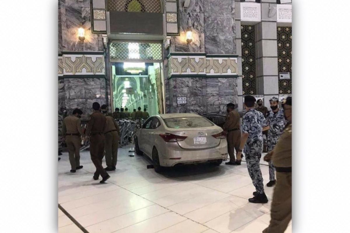 Sebuah mobil menerobos masuk halaman Masjidil Haram di Makkah