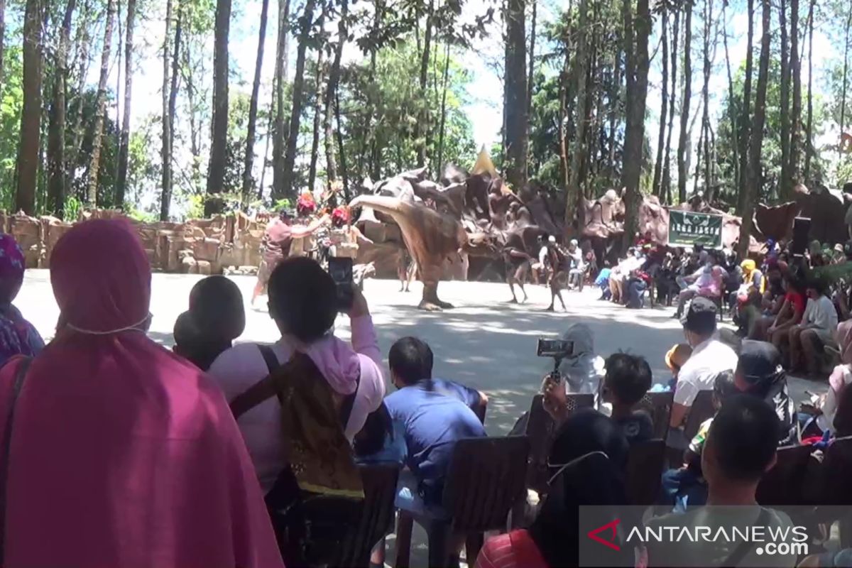 Pengunjung padati tempat wisata di lereng Gunung Lawu Magetan