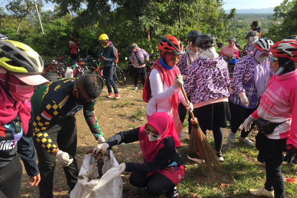 Komunitas sepeda Aceh bersihkan sampah di puncak Mata ie
