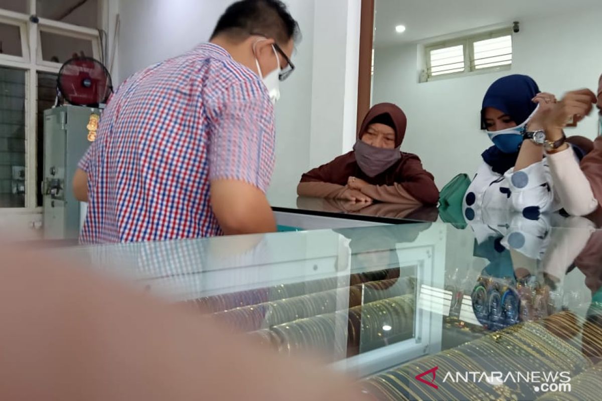 Animo masyarakat di Makassar beli emas meningkat