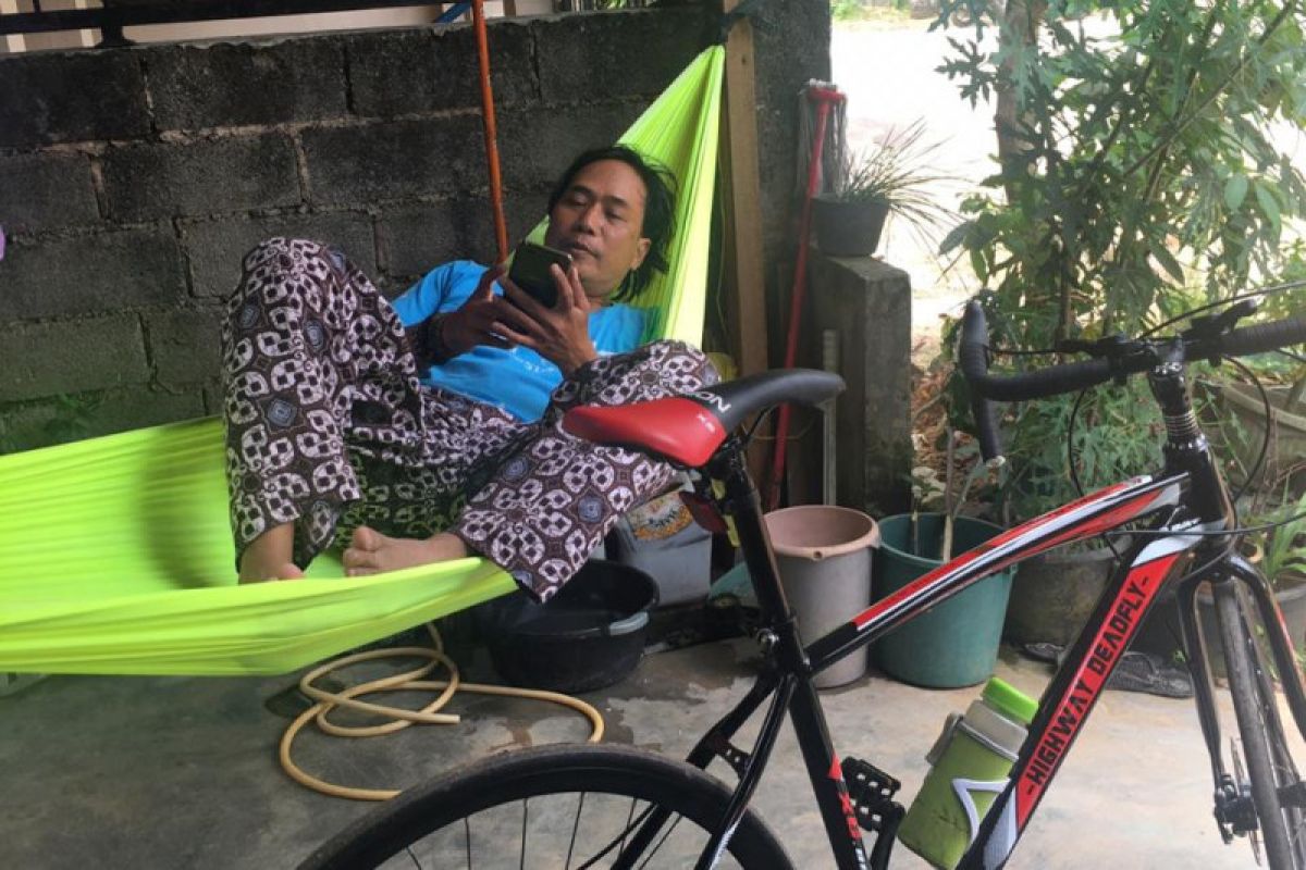 Cara warga Batam nikmati liburan, pasang hamok di rumah