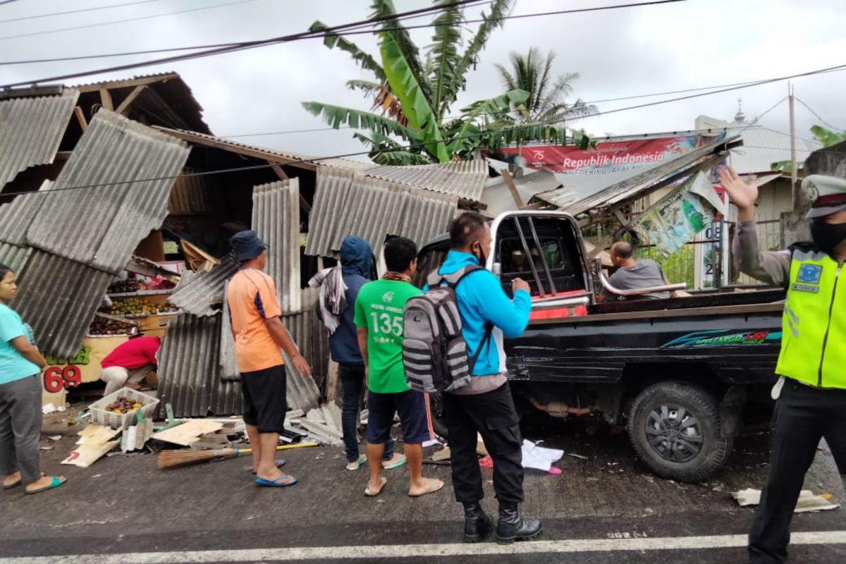 Dua mobil tabrakan dan menabrak lapak buah di Kopang