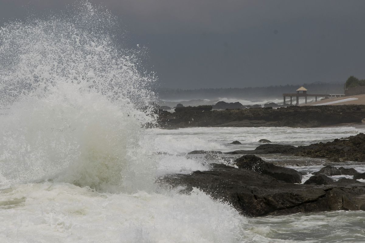 Wisatawan yang berkunjung ke Pantai Pasir Putih Cihara diminta waspada gelombang tinggi