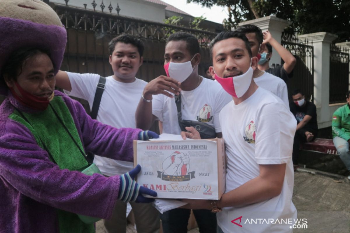 Aktivis mahasiswa Indonesia membantu pemulung saat pandemi COVID-19