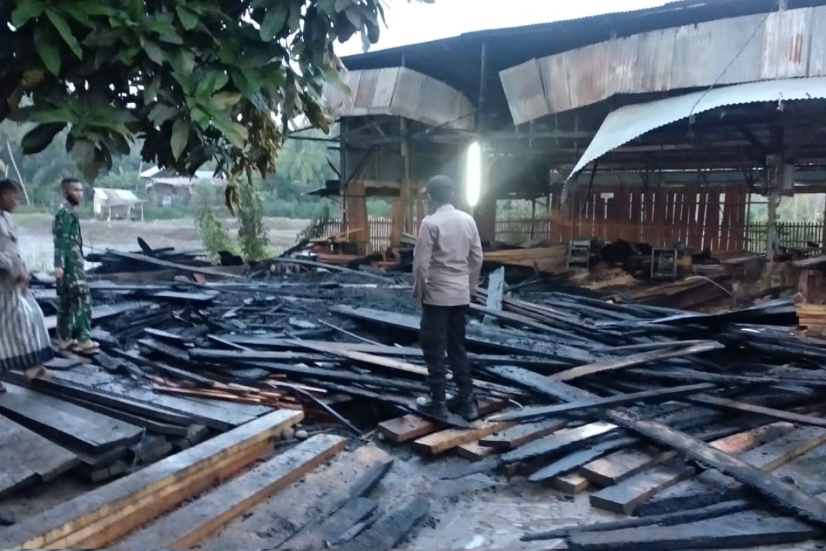 Panglong kayu terbakar di Aceh Utara, petugas butuh waktu 2,5 jam padamkan api