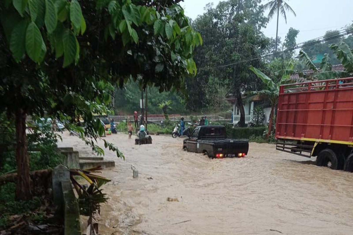Arus jalur selatan Jateng tersendat akibat banjir di Lumbir Banyumas