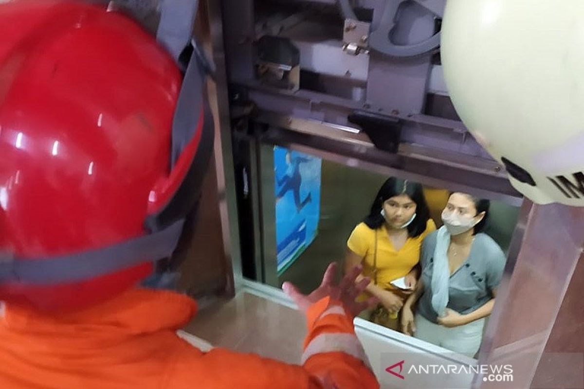 Petugas damkar Jakarta Selatan evakuasi tiga orang terjebak di lift