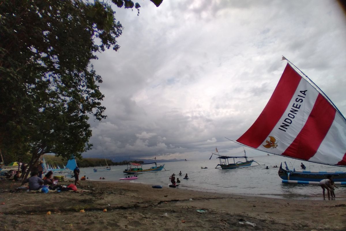 Libur cuti bersama, jumlah pengunjung wisata Pasir Putih Situbondo meningkat 220 persen