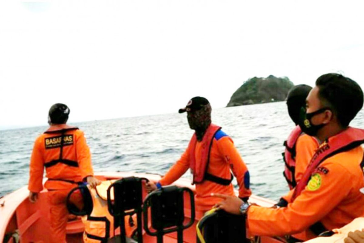 Tim SAR cari penumpang kapal yang terjun ke laut