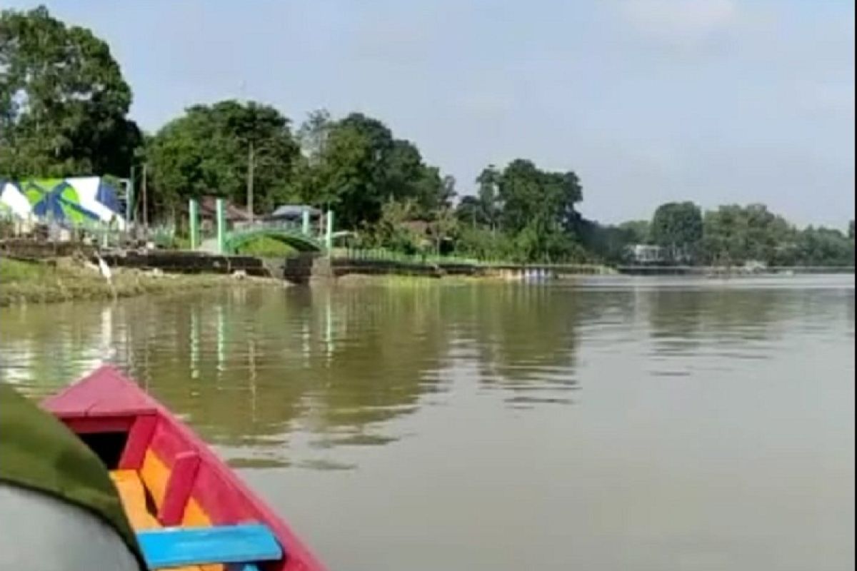 Sensasi mendayung sendiri berperahu di Danau Sipin