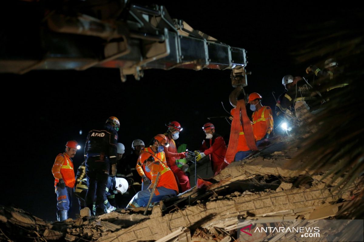 Upaya pencarian dan penyelamatan masih dilakukan setelah gempa Turki