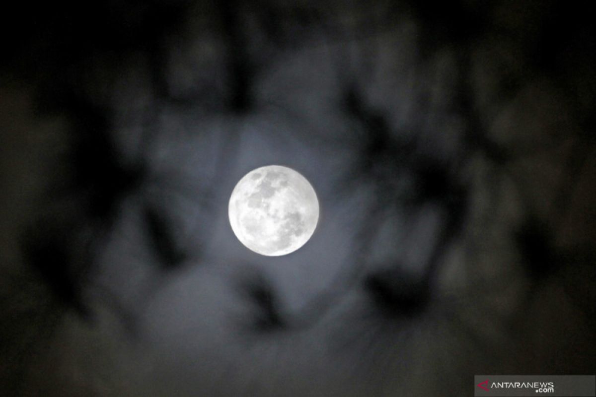 Minggu ini, blue moon dapat dilihat  di seluruh Indonesia